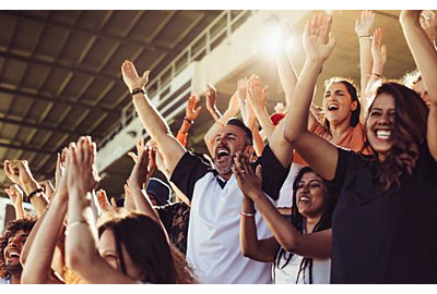 jubelnde Fans in Stadien